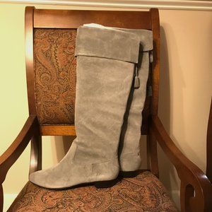 10 M Arturo Chiang Gray Suede Boots